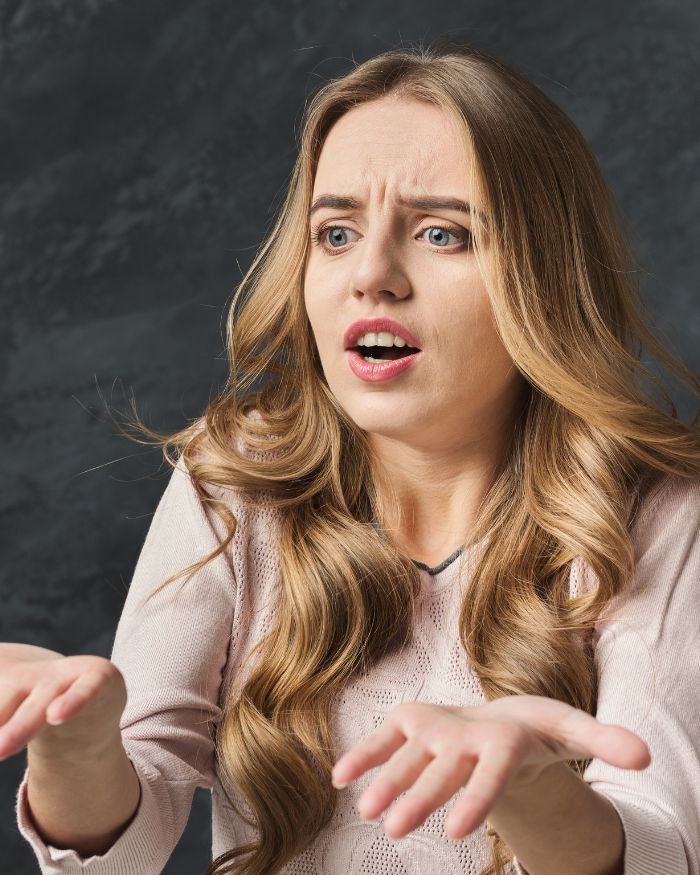 Mulher com expressão de dúvida e inquietação