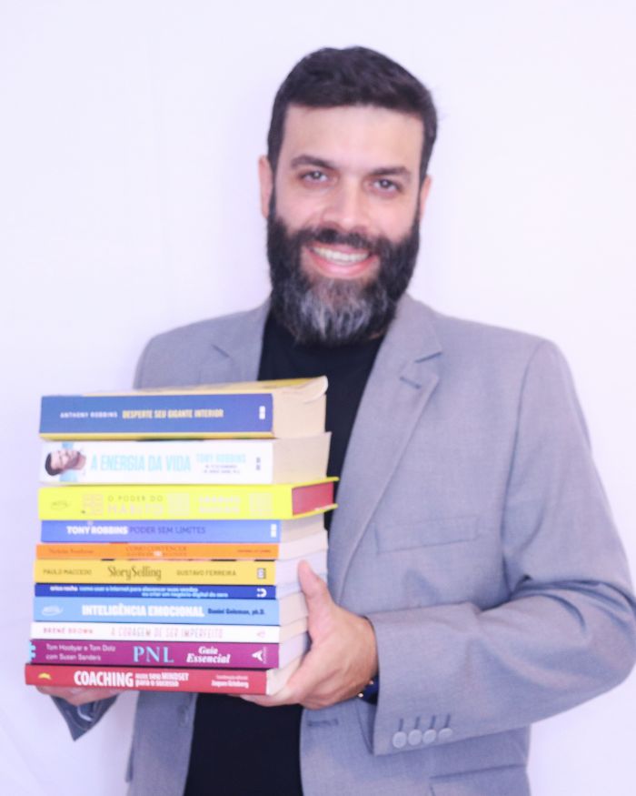 Laércio Lobanco com livros de psicanálise