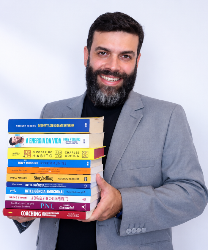 Laércio Lobanco com livros de psicanálise
